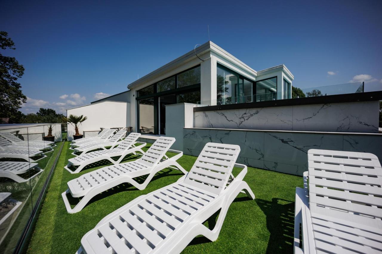 Villa Bauhaus Wellness Apart-Hotel Siofok Exterior photo