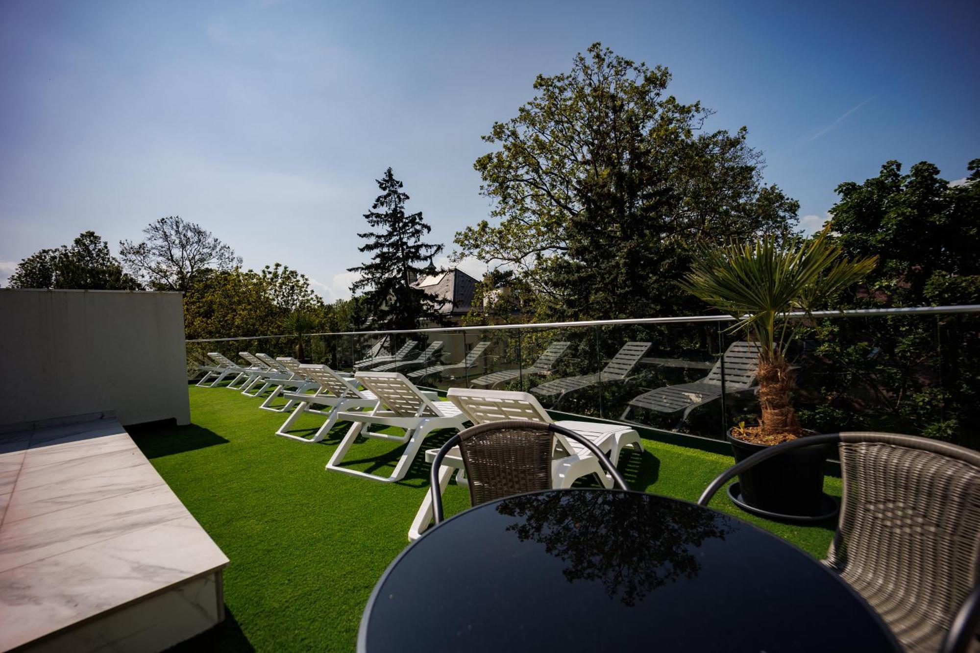 Villa Bauhaus Wellness Apart-Hotel Siofok Exterior photo